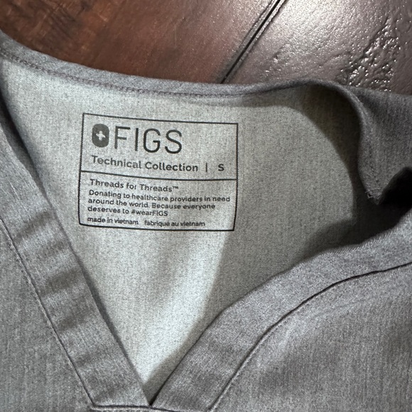 2 gray woman’s fig scrub tops- size small - Picture 3 of 4